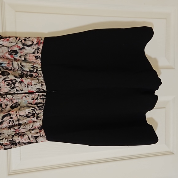 HI SUMMER!!🤩 BCBGENERATION ROSE PATTERNED  BLACK BOTTOM ROMPER WITH POCKETS🖤 - Picture 8 of 9